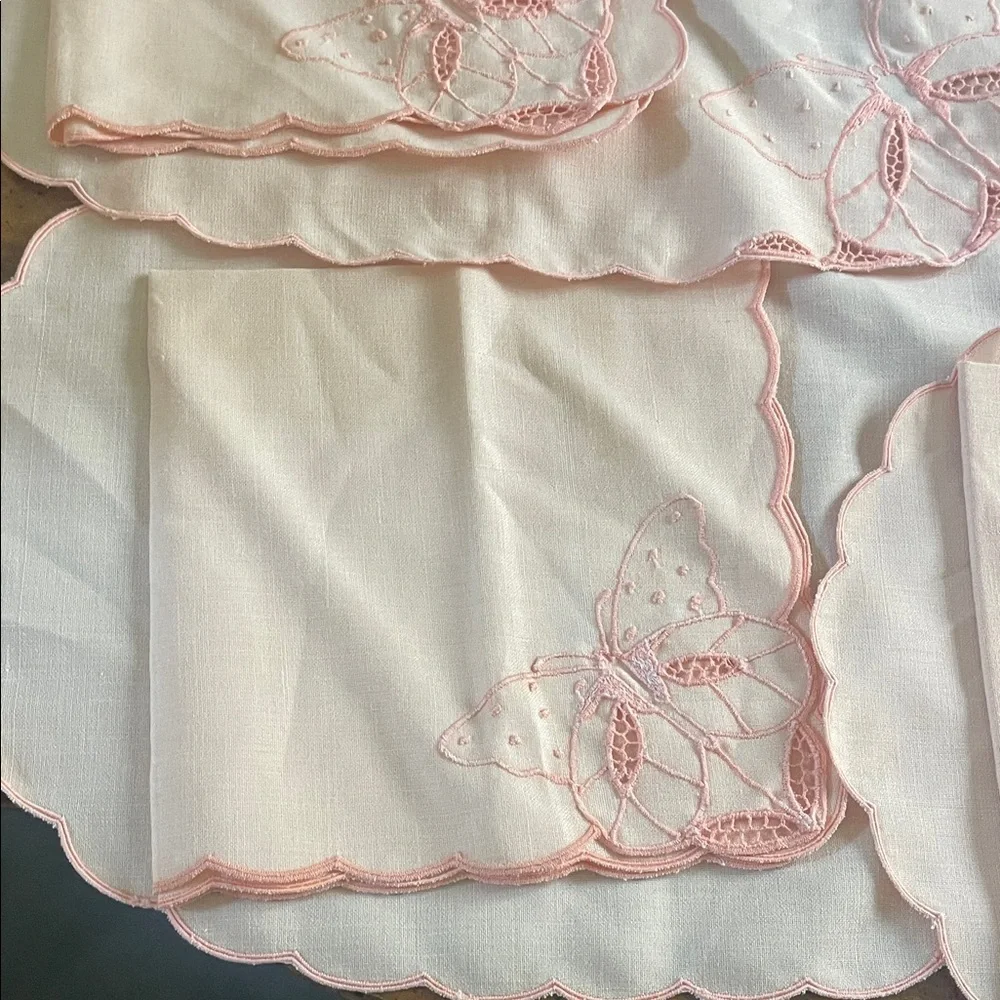 Classic Scalloped Embroidered Placemat and Napkin Set - Pink